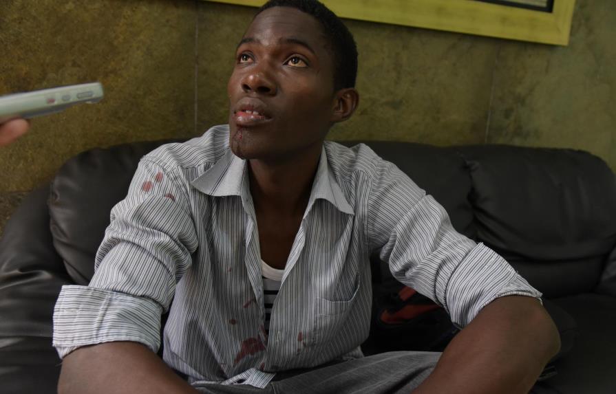 Haitiano muestra herida que le hicieron agentes de Migración que lo golpearon