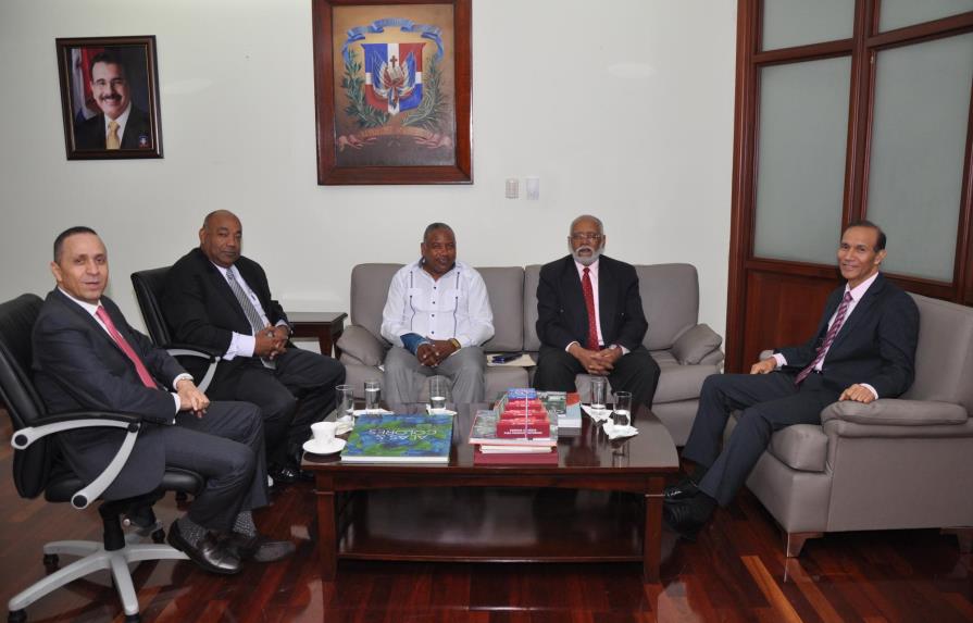 Ministro de Trabajo y presidente del Colegio Médico Dominicano se reúnen 