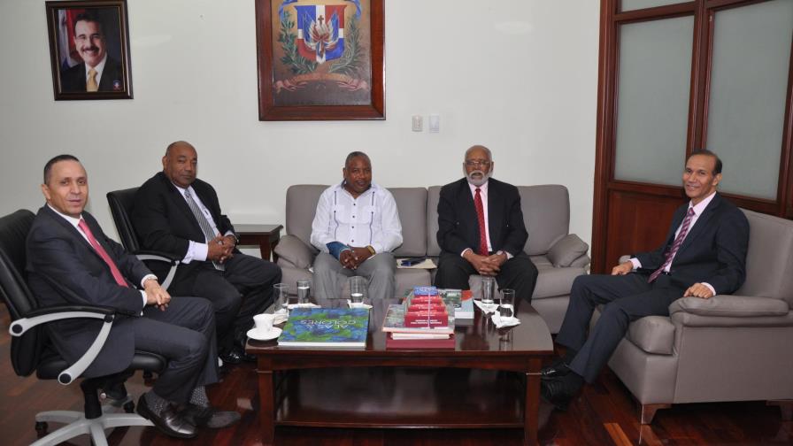 Ministro de Trabajo y presidente del Colegio Médico Dominicano se reúnen 