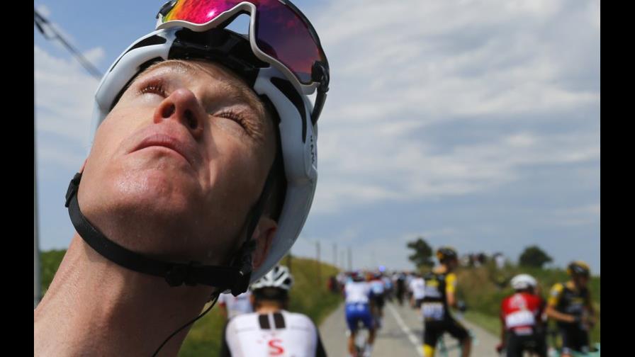 Corredores en el Tour de Francia son rociados con gas lacrimógeno