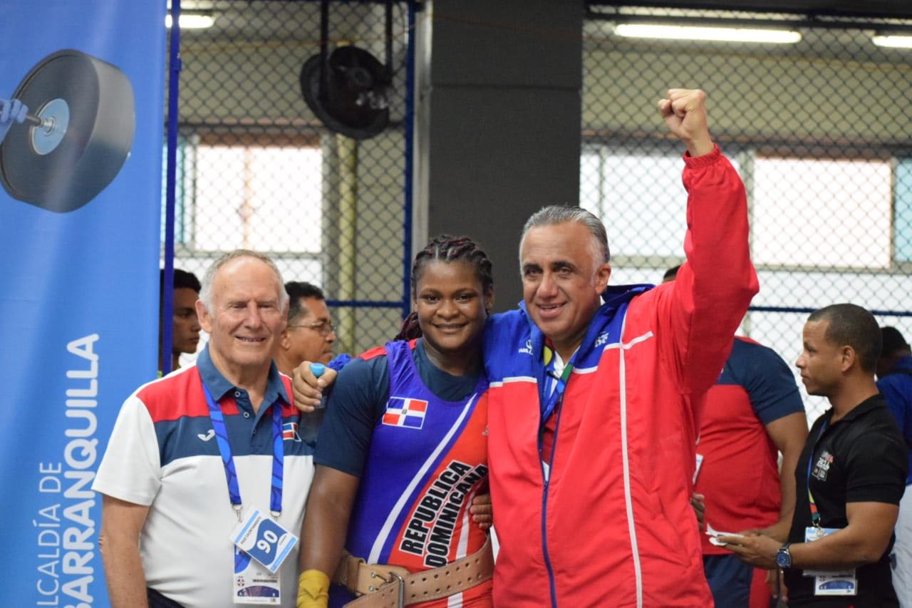 Crismery Santana junto al presidente del Comité Olímpico Dominicano Luisin Mejía. 