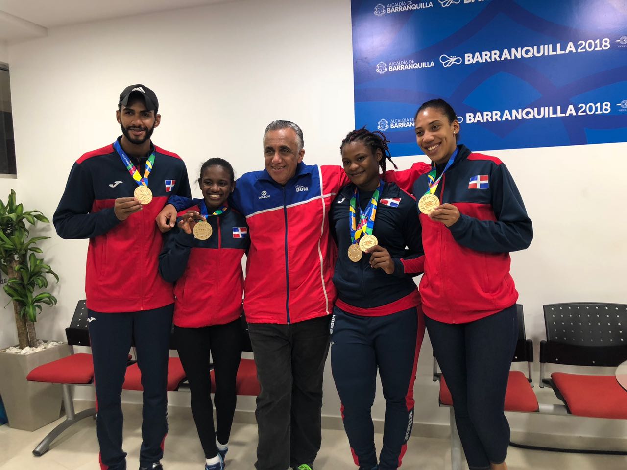 El presidente del Comité Olímpico Dominicano Luisin Mejía junto a Yamilet Pena, Moisés Hernández y Khaterine Rodríguez, ganadores de medallas de oro en sus disciplinas en los los XXIII Juegos Centroamericanos y del Caribe.