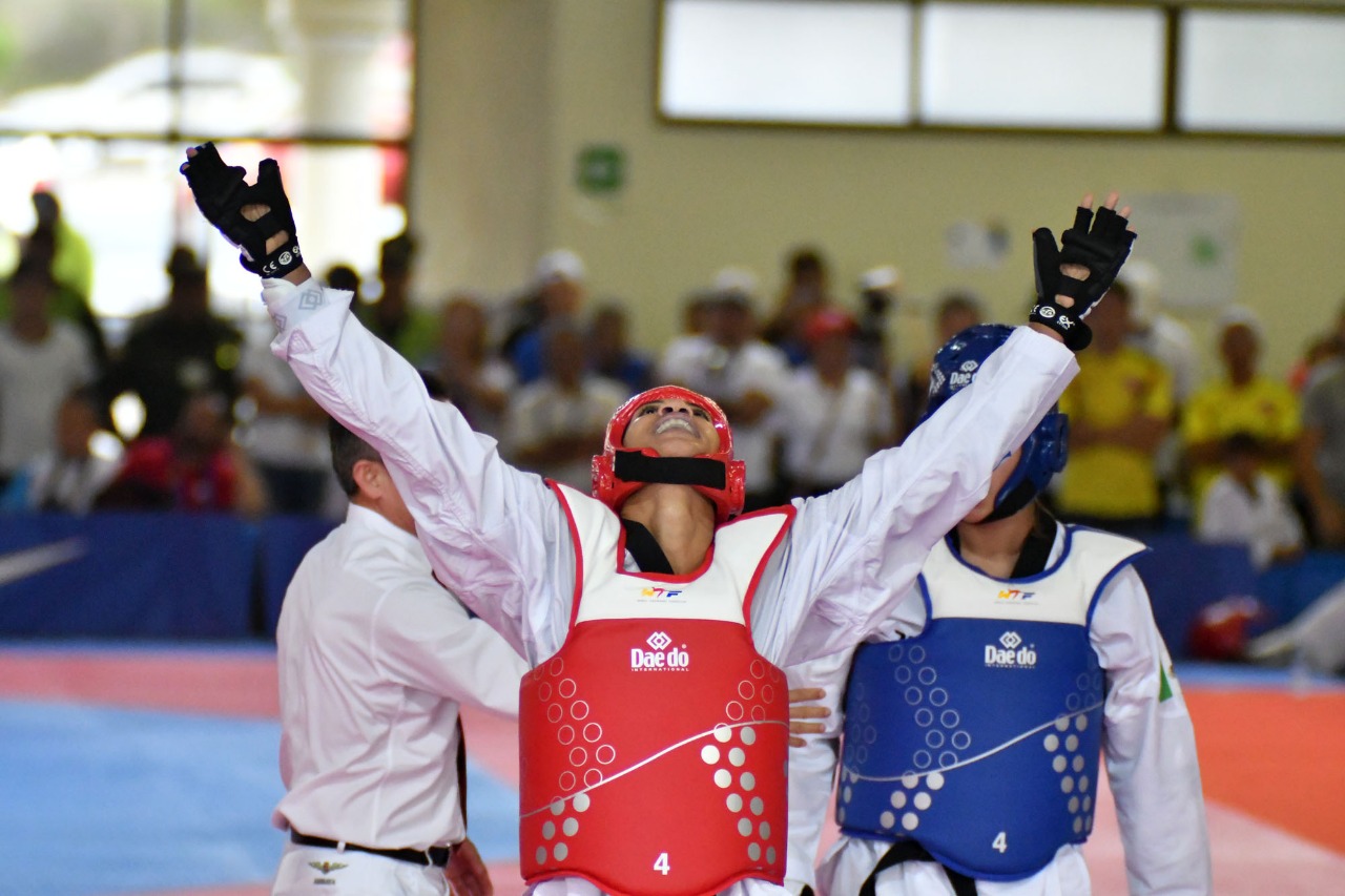 Khaterine Rodríguez al momento de ganar su presea dorada en taekwondo.