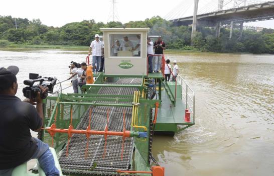 Tropigas aporta barcos que recogen basura de ríos Ozama e Isabela