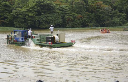 Tropigas aporta barcos que recogen basura de ríos Ozama e Isabela