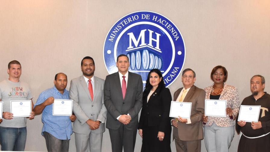 Ministerio de Hacienda dona equipos incautados a entidades sin fines de lucro