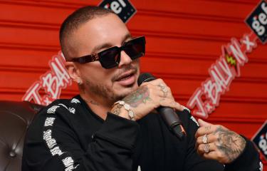 J Balvin traslada las buenas “vibras” de su reguetón a la moda - Diario  Libre