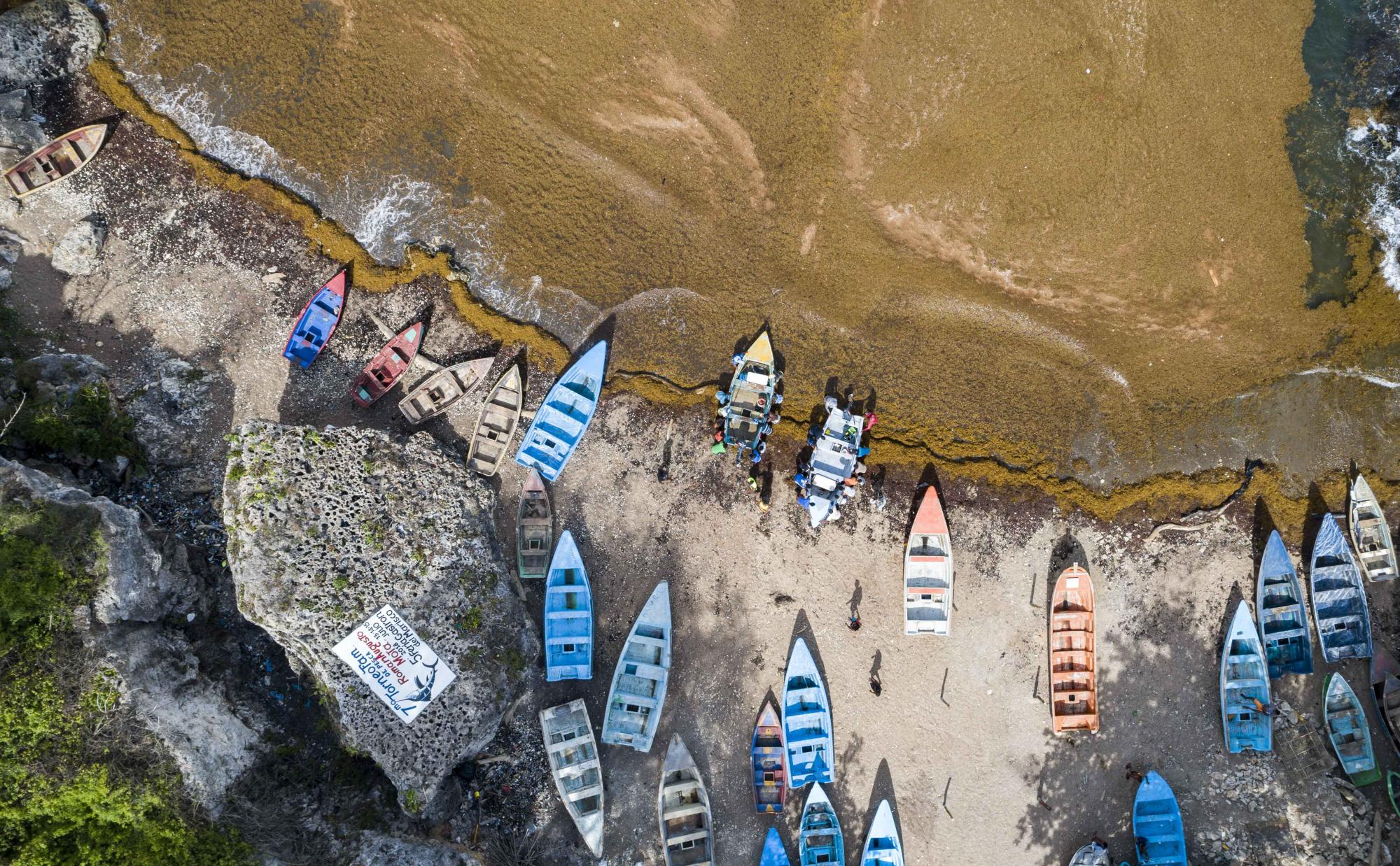 El sargazo en la costa de Boca de Yuma afea el paisaje.