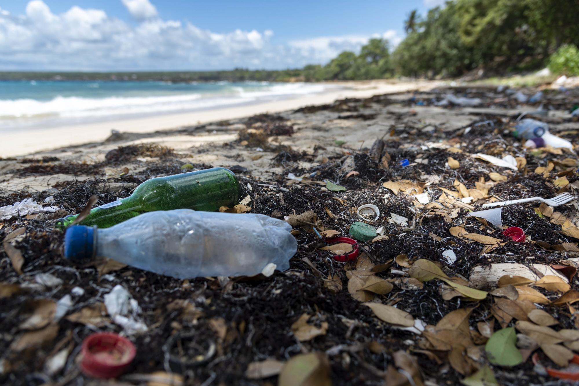 La acumulación de plástico en las playas de Boca de Yuma genera un enorme daño.