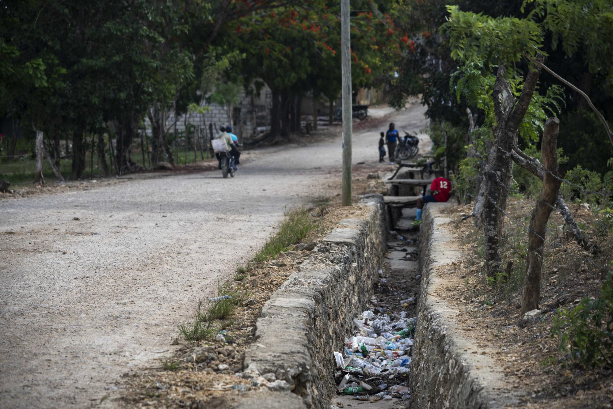 La contaminación empieza con los plásticos arrojados a desagües de manera desaprensiva.