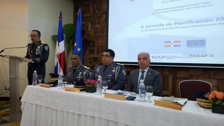 Policía dice investiga supervisor de agente hallada muerta en baño de embajada Policía dice investiga supervisor de agente hallada muerta en baño de embajada