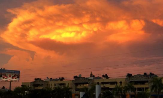 Impresionante nube color naranja y amarillo se formó sobre Santo Domingo
