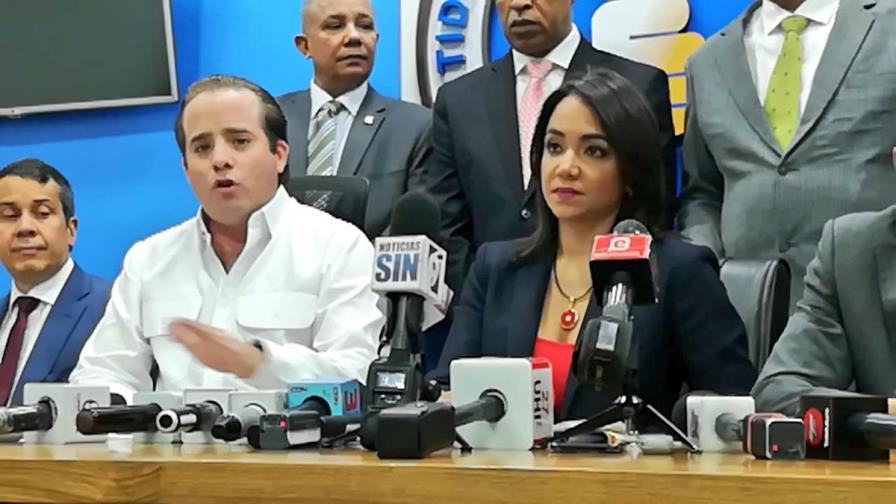 El PRM anuncia que depositará en la Fiscalía “nuevas pruebas” de pagos a Joao y Mónica Moura El PRM anuncia que depositará en la Fiscalía “nuevas pruebas” de pagos a Joao y Mónica Moura