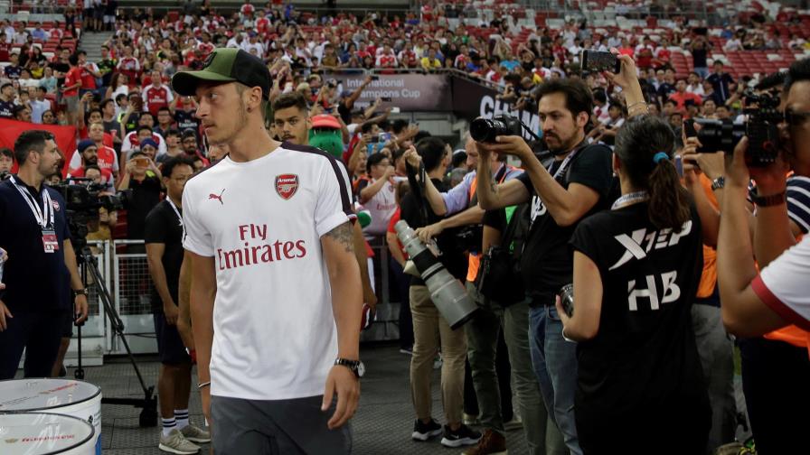 Jerarca del fútbol alemán reconoce errores en caso Ozil