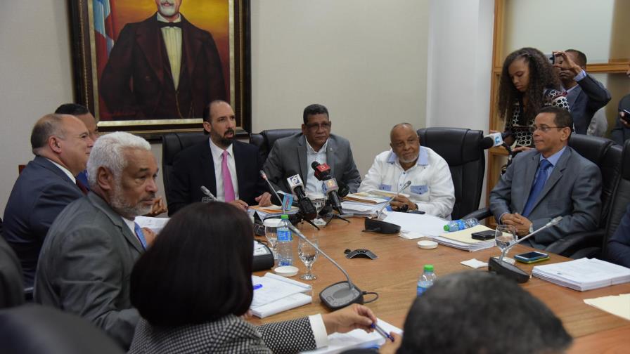 Diputados votan divididos tres a dos en favor de abiertas; suspenden reunión