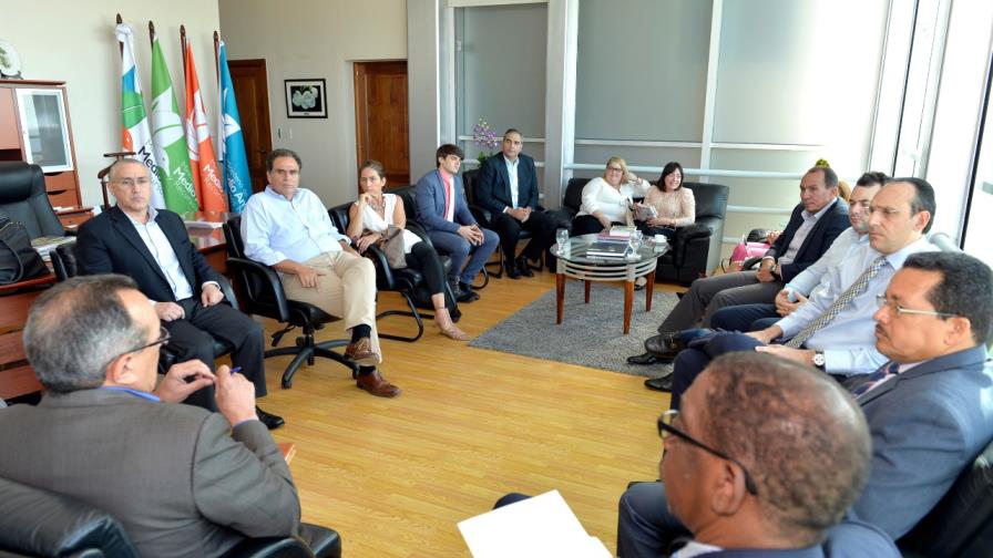 Medio Ambiente se reúne con cadenas de tiendas y supermercados para iniciar plan de reducción de plásticos