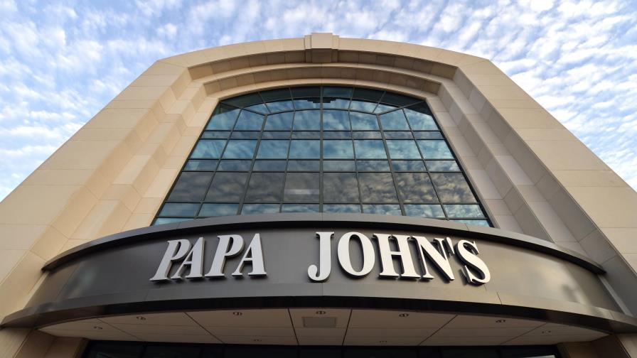 Fundador de Papa John’s demanda a la compañía