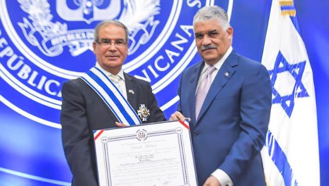 Canciller Miguel Vargas condecora al embajador de Israel en el país