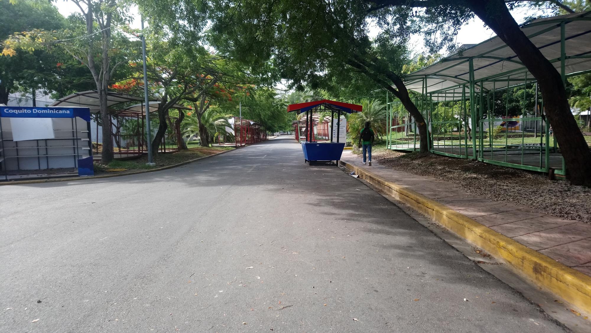 La Plaza de la Cultura luce como un cementerio de stands y utilería. 