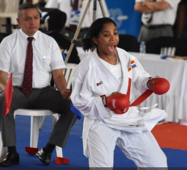 Dominicana Karina Díaz asegura planta en karate