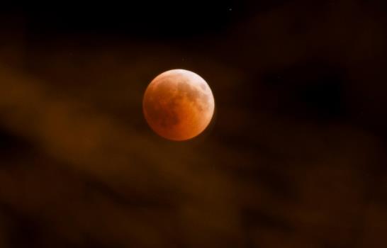 En vivo: Eclipse lunar más largo del siglo,  la llamada “luna de sangre”
