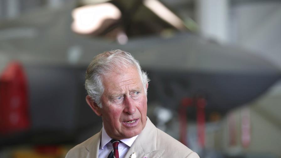 Príncipe Carlos se dice engañado por obispo acusado