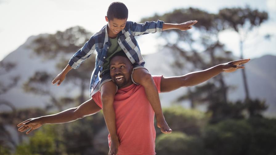 Abrazos y besos a los padres Abrazos y besos a los padres