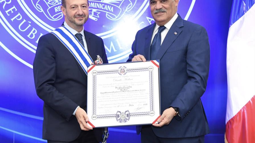 Canciller Miguel Vargas condecora a embajador de Francia