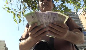 La moneda de Venezuela se deval&uacute;a un 10 % por segundo d&iacute;a consecutivo