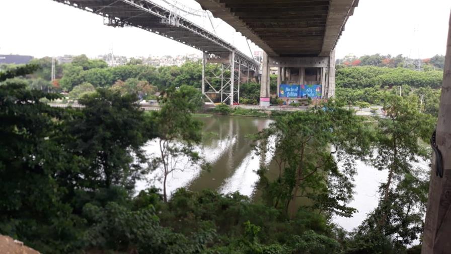 Una joven muere tras lanzarse del puente Juan Bosch Una joven muere tras lanzarse del puente Juan Bosch