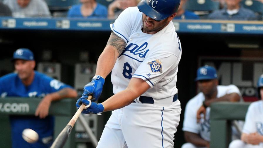 Cerveceros adquieren al 3B Mike Moustakas de Reales