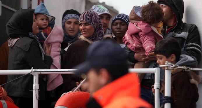 España niega colapso en centros de inmigrantes y pide solución europea