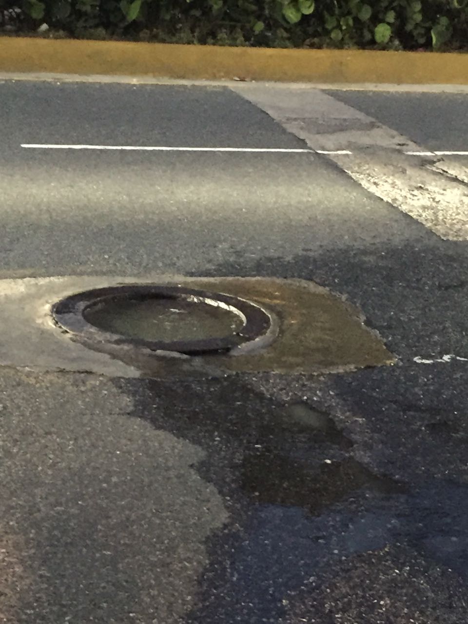 Imbornales sin tapas en la Avenida V Centenario