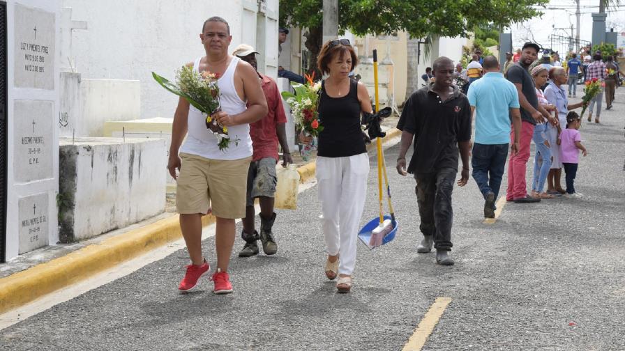 Cientos visitaron cementerios ayer