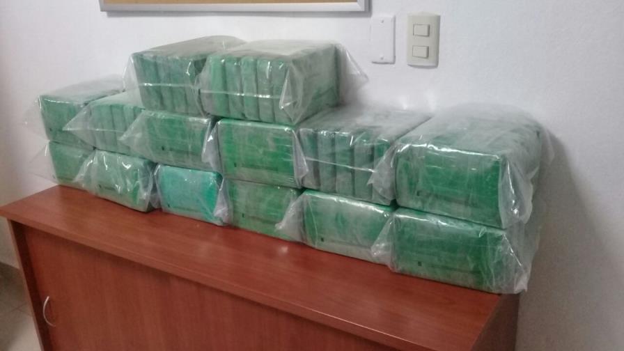 Autoridades ocupan 71 kilos de cocaína en costas de El Seibo Autoridades ocupan 71 kilos de cocaína en costas de El Seibo