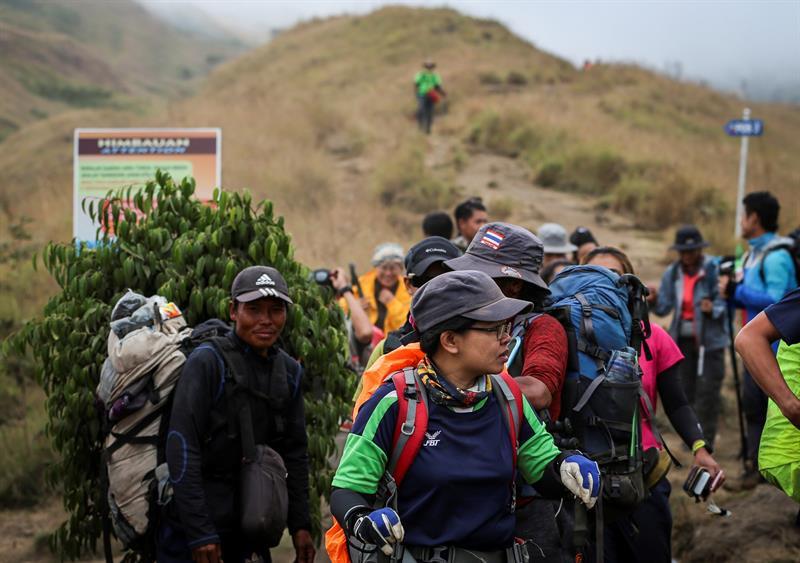 Ascienden a salvo los atrapados en volcán de Indonesia por seísmo