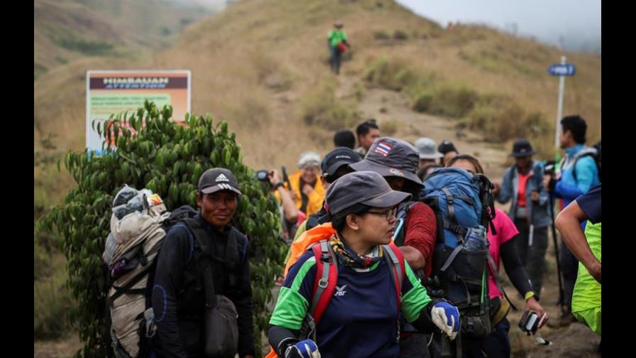 Ascienden a salvo los atrapados en volcán de Indonesia por seísmo