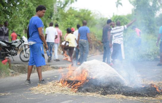 Protestan en Monte Adentro, en Santiago, en demanda de construcción de obras Protestan en Monte Adentro, en Santiago, en demanda de construcción de obras
