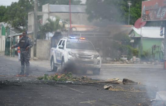 Protestan en Monte Adentro, en Santiago, en demanda de construcción de obras Protestan en Monte Adentro, en Santiago, en demanda de construcción de obras