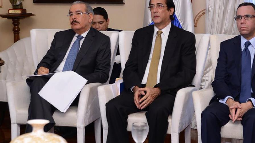 El presidente Medina y funcionarios y revisan metas del sistema educativo El presidente Medina y funcionarios y revisan metas del sistema educativo