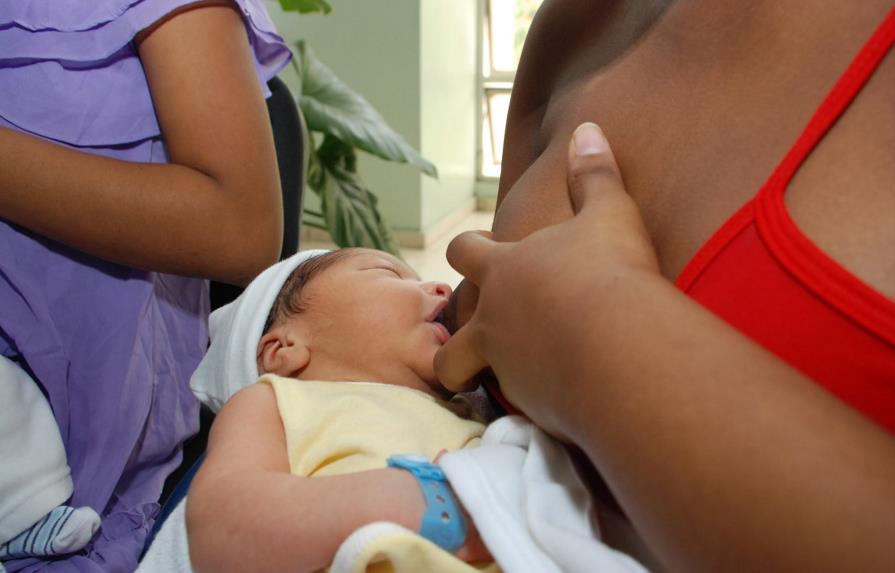 Solo cuatro de diez bebés nacidos en el país toman leche materna en su primera hora de vida
