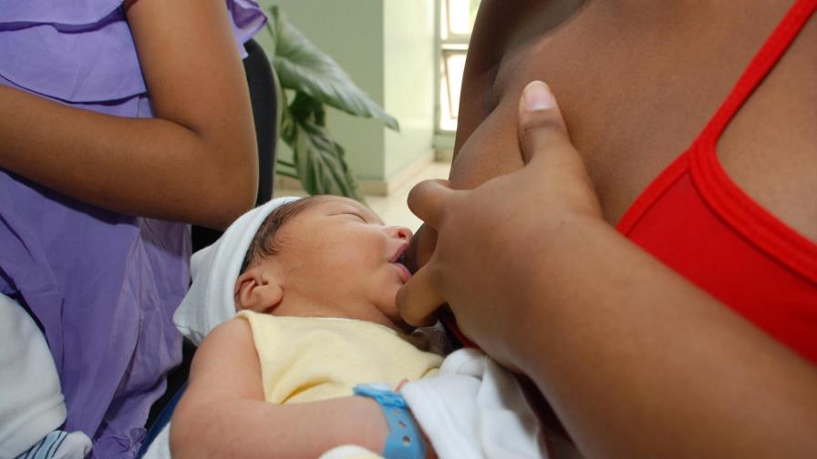 Solo cuatro de diez bebés nacidos en el país toman leche materna en su primera hora de vida