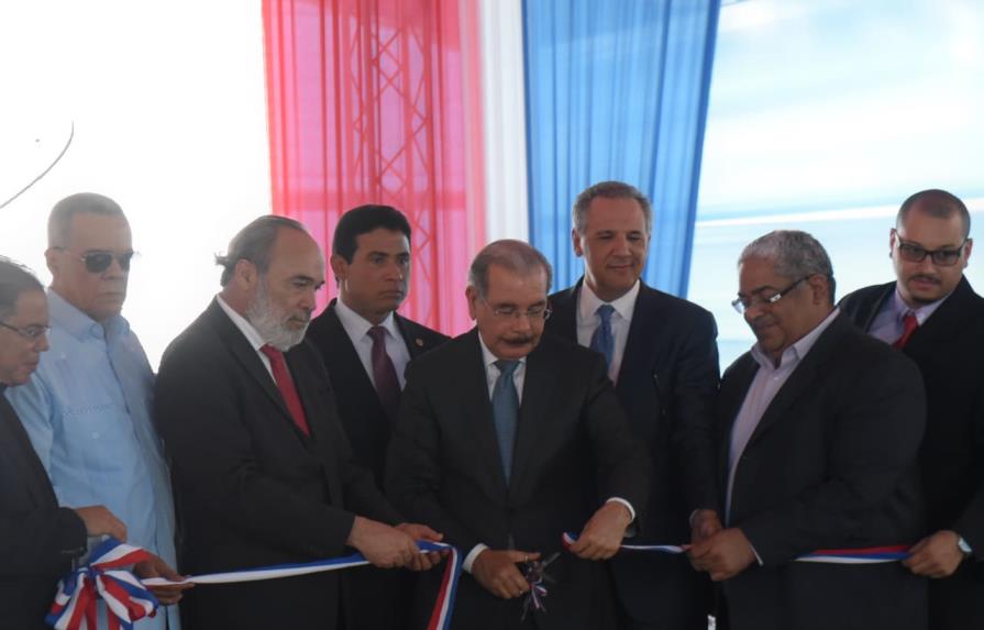 Presidente Medina inaugura hospital Luis L. Bogaert en Mao