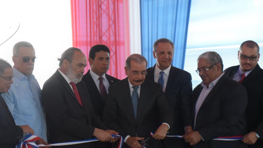 Presidente Medina inaugura hospital Luis L. Bogaert en Mao