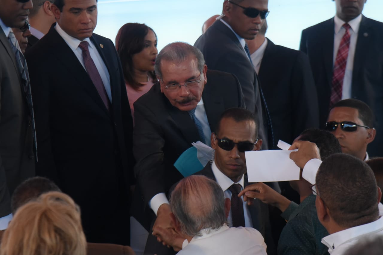 El mandatario saluda a personas que asistieron a la inauguración.