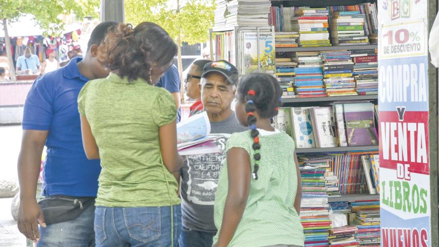 Familias comienzan la carrera por adquirir los útiles escolares