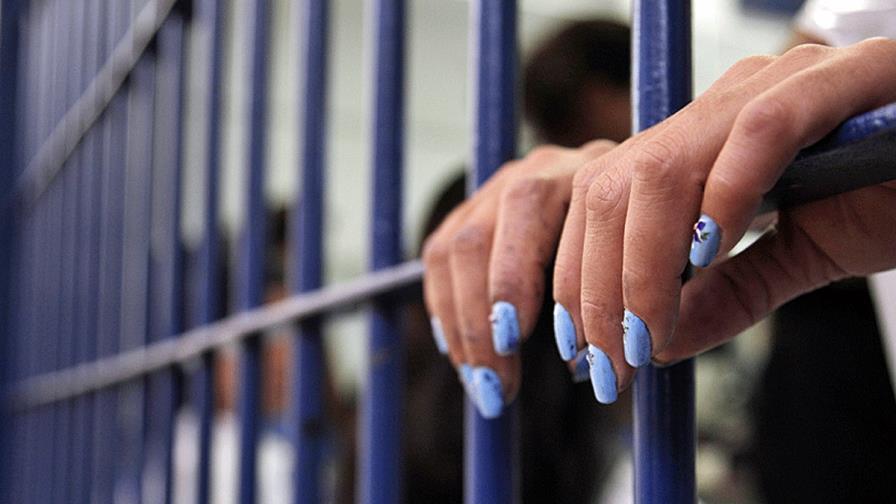 Detienen mujer captada en un video tratando de asfixiar a su bebé Detienen mujer captada en un video tratando de asfixiar a su bebé