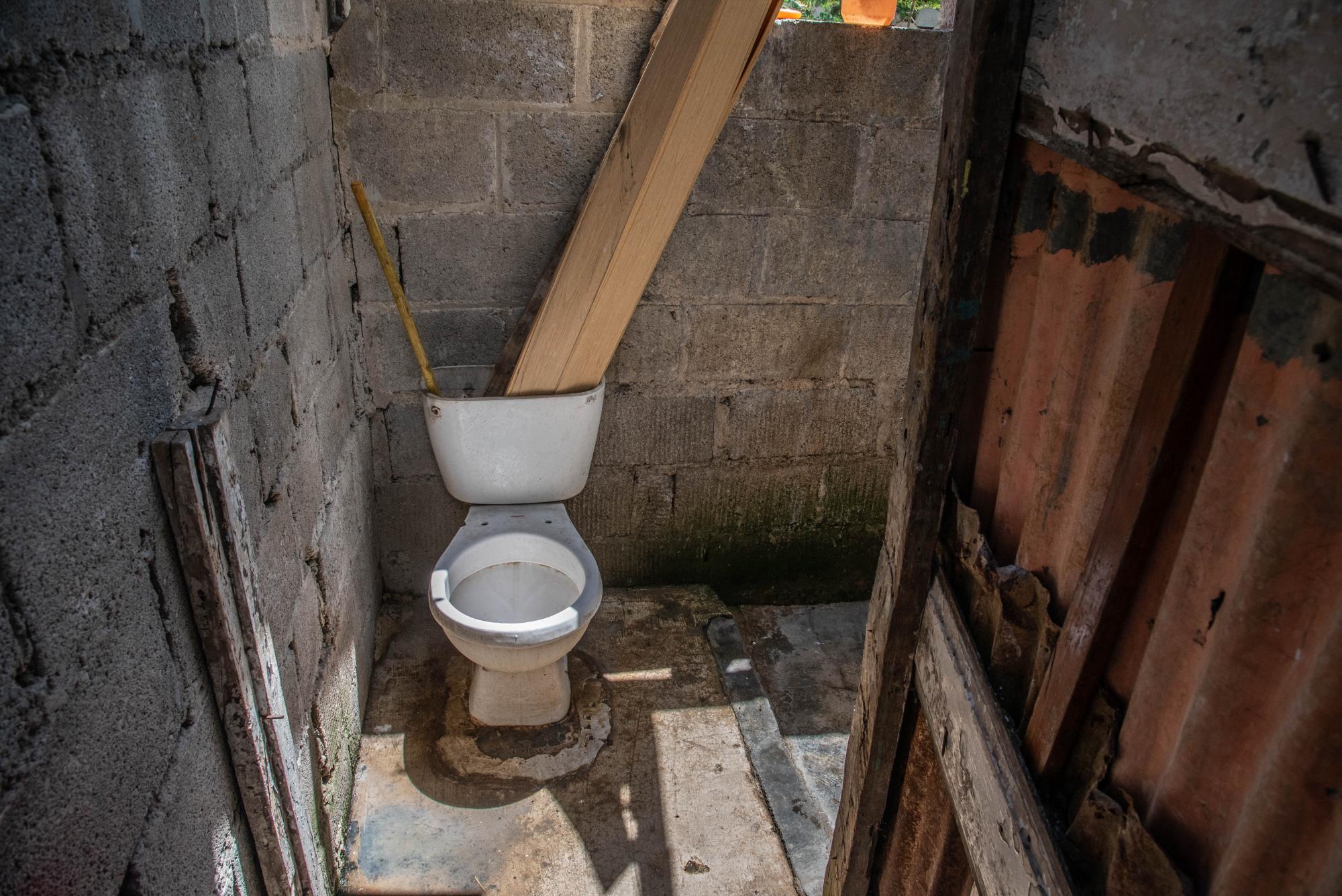 Una taza de inodoro en un baño compartido en El Dique, el 1ro. de julio de 2018. Las descargas van a parar a una especie de cañada o canal contiguo.