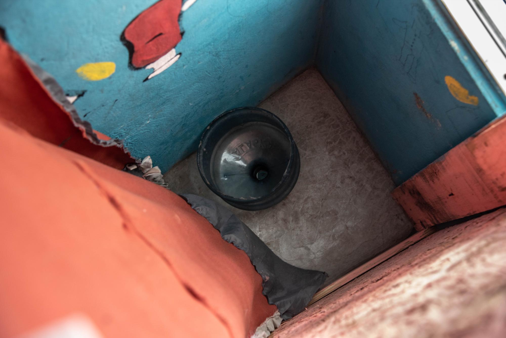 Interior de la letrina improvisada para estudiantes de una sala de tareas en El Dique.