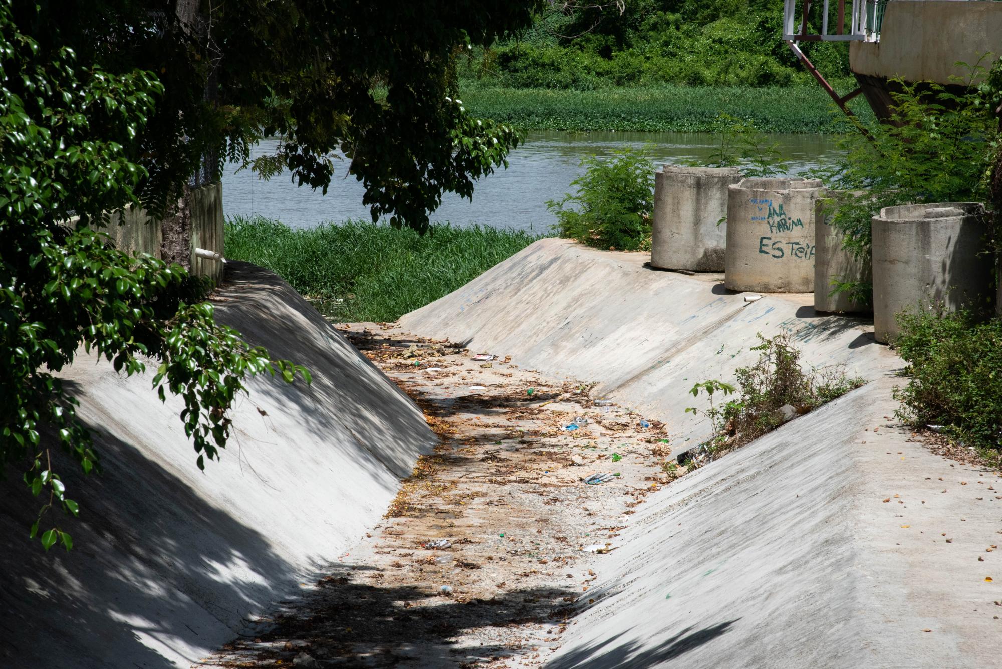 Cañada o canal por donde corren descargas sanitarias el río Ozama desde el sector El Dique.